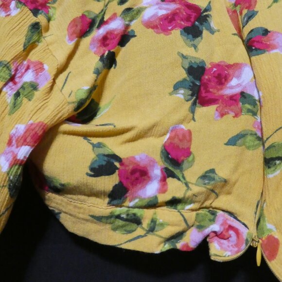 U2B | medium | Floral Yellow Crop Top | Zip-Up Back - Picture 14 of 16